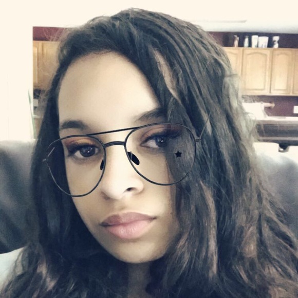 Meet your Posher, Nicole - Picture 1 of 1